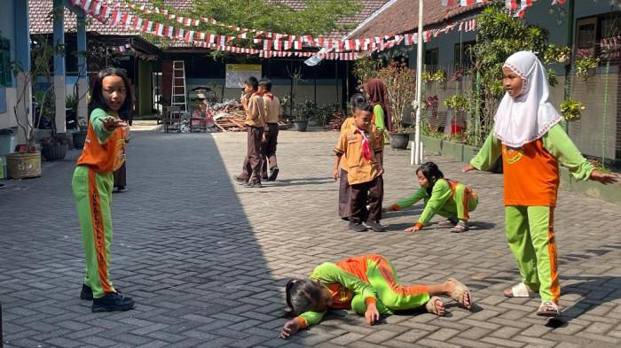 KOTA MALANG - Sejumlah pelajar sedang bermain di SDN Kidul Dalem 1 Kota Malang, Kamis (30/7/2026). SDN Kidul Dalem 1 merupakan gabungan dari SD Mojopahit 1 dan SD Mojopahit 2.