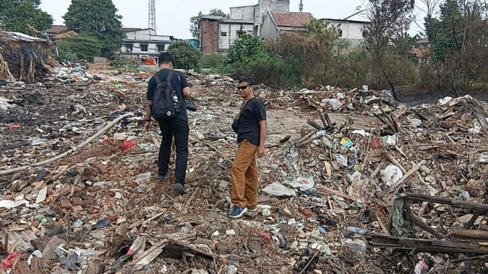 Tumpukan sampah pada lahan kosong di Jalan Penggilingan Baru, Dukuh, Kramat Jati yang sempat terbakar, Jakarta Timur, Senin (3/8/2026).