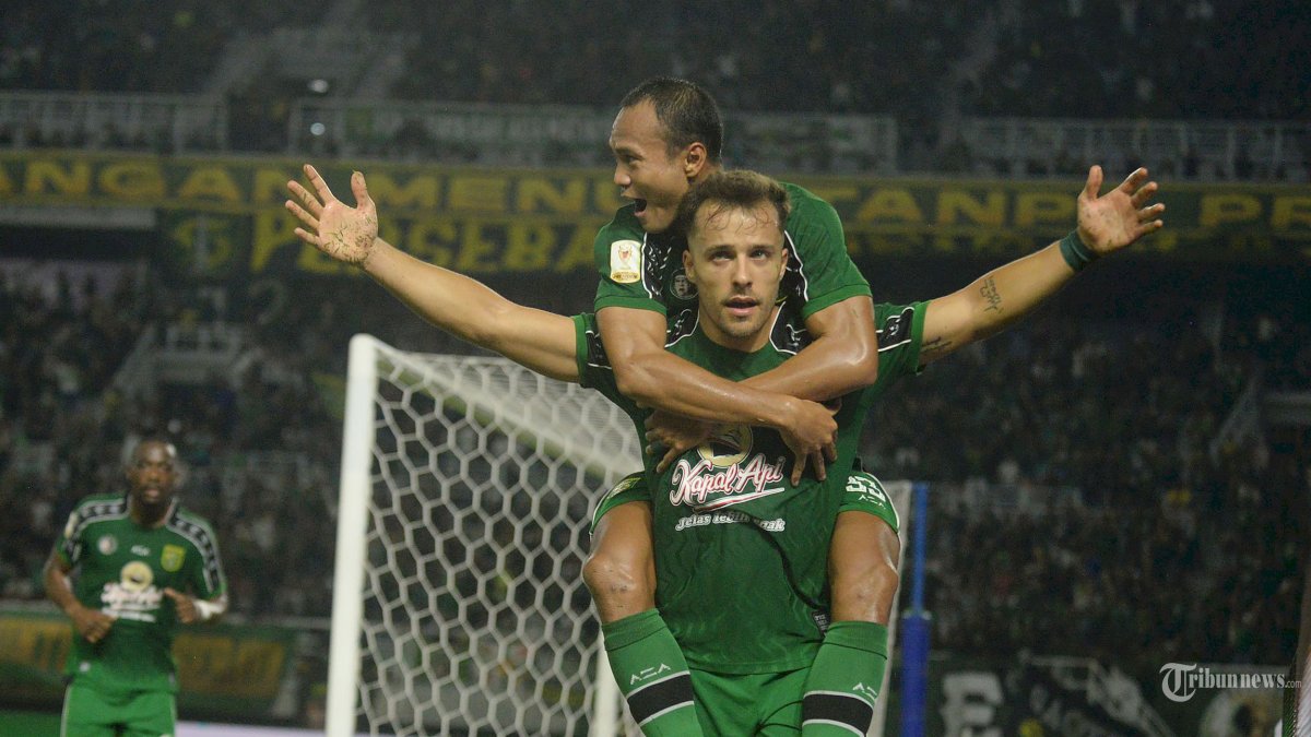 LOLOS SEMIFINAL - Pemain Persebaya Miguel (11)usai mencetak gol ge gawang Port FC pada pertandingan Grup B di Stadion Gelora Bung Tomo (GBT) Surabaya, Sabtu (1/8/2026).  Pada akhir pertandingan Piala Presiden ini Persebaya berhasil mengungguli Port FC dengan skor akhir 2-1 dan menjadi juara grup B. (SURYA/HABIBUR ROHMAN)