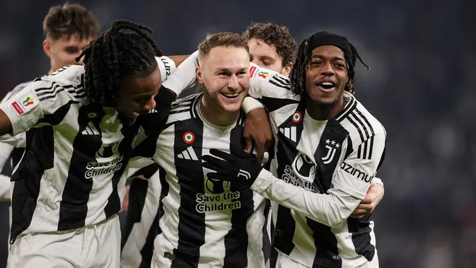 Juventus memetik kemenangan empat gol tanpa balas atas Cagliari pada laga 16 besar Coppa Italia di Allianz Stadium, Rabu (18/12/2024) dini hari WIB. Satu dari empat gol Juve disarangkan Teun Koopmeiners (tengah) pada menit ke-53. (Fabio Ferrari/LaPresse via AP)