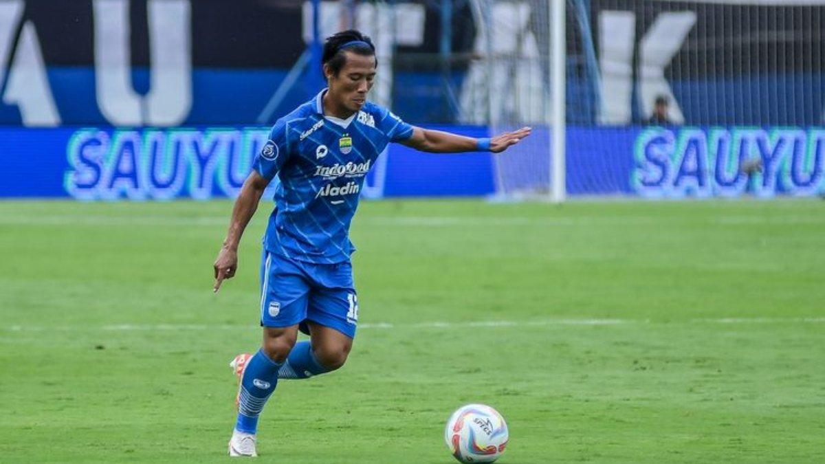 Potret Henhen Herdiana mengenakan seragam Persib Bandung. Terkini, inilah profil Henhen Herdiana, tokoh penting Persib Bandung untuk bungkam sang mantan, Dewa United di laga pekan kedua Liga 1 2024/2025 pada Senin (19/8/2024) pukul 19.00 WIB di Stadion Kapten I Wayan Dipta, Gianyar, Bali.