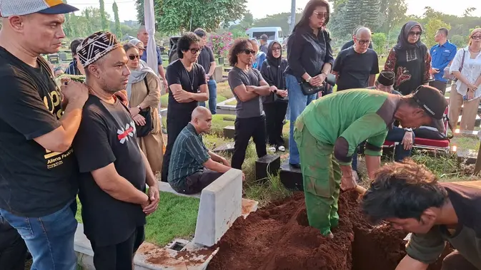 Ivanka Slank di pemakaman ibunda © KapanLagi.com/Matias Purwanto