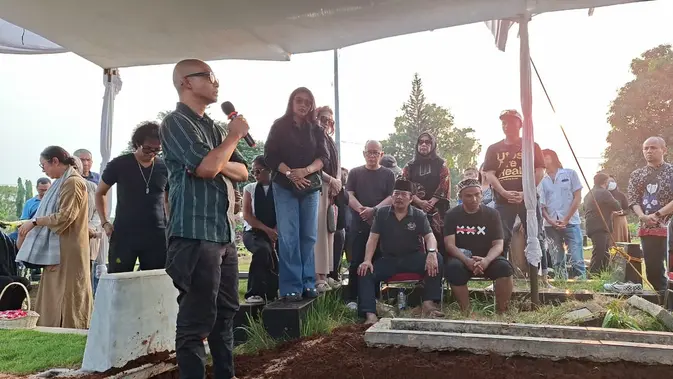 Ivanka Slank di pemakaman ibunda © KapanLagi.com/Matias Purwanto