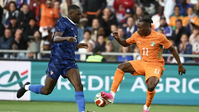 Yan Diomande Bek Prancis bernomor punggung 15, Ibrahima Konate (kiri), berebut bola dengan penyerang Pantai Gading bernomor punggung 11, Yan Diomande (kanan), dalam pertandingan persahabatan internasional menjelang turnamen Piala Dunia 2026 di Stadion Beaujoire, Nantes, Prancis bagian barat, pada 4 Juni 2026. (FRANCK FIFE / AFP)