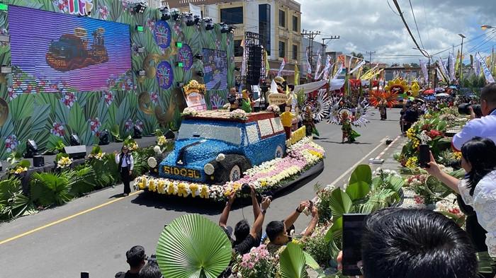 TIFF 2025 - Mobil Ontel Si Doel dalam bentuk replika tampil di  TIFF 2025, Sabtu 9 Agustus 2025. Dihiasi bunga saat parade dan curi perhatian warga.