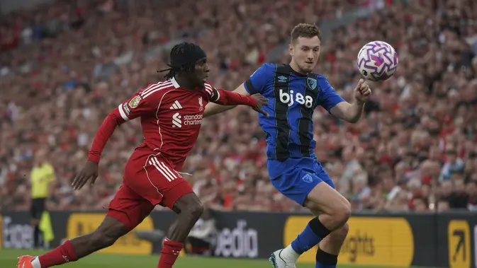 Jeremie Frimpong berebut bola dengan David Brooks di laga Liverpool vs Bournemouth di Anfield, Sabtu (16/08/2025) dini hari WIB. (AP Photo/Ian Hodgson). Jeremie Frimpong berebut bola dengan David Brooks di laga Liverpool vs Bournemouth di Anfield, Sabtu (16/08/2025) dini hari WIB. (AP Photo/Ian Hodgson).