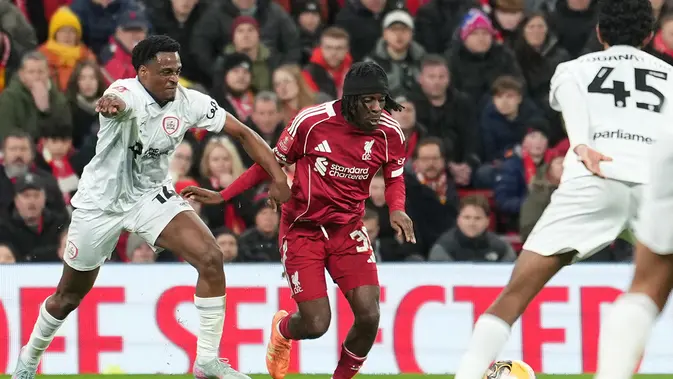 liverpool vs barnsley jeremie frimpong Jeremie Frimpong beraksi saat mencetak gol dalam laga putaran ketiga Piala FA antara Liverpool vs Barnsley di Anfield, 13 Januari 2026. (AP Photo/Jon Super)
