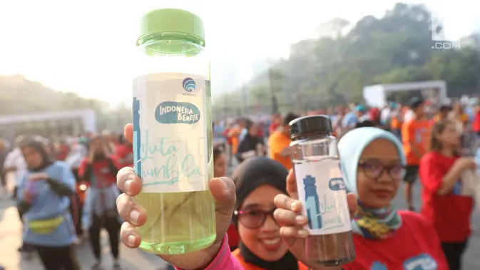 Ribuan Orang Ikuti Gerakan 1 Juta Tumbler untuk Indonesia Tanpa Plastik Warga menunjukkan tumbler saat mengikuti gerakan 1 juta tumbler di GBK, Senayan, Jakarta, Minggu (28/7/2019). Sekitar 1.500 orang antusias mengikuti senam bersama dalam acara gerakan 1 juta tumbler tersebut. (Liputan6.com/Angga Yuniar)