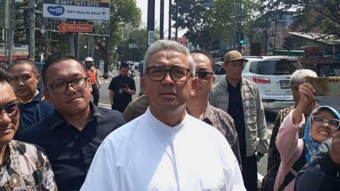 PENEBANGAN - Wali Kota Bandung, Muhammad Farhan terkejut ketika mengetahui bahwa 10 pohon besar di pinggir perempatan Jalan RE Martadinata dan Jalan Cihapit, Kota Bandung, tepat di depan sebuah bangunan lapangan padel dan kafe, telah ditebang, Jumat (31/7/2026).