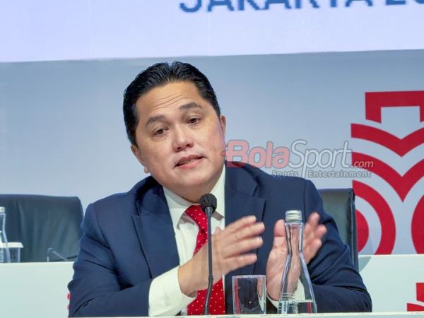 Ketua Umum PSSI, Erick Thohir, sedang memberikan keterangan kepada awak media di Hotel Fairmont, Senayan, Jakarta, Senin (3/8/2026).