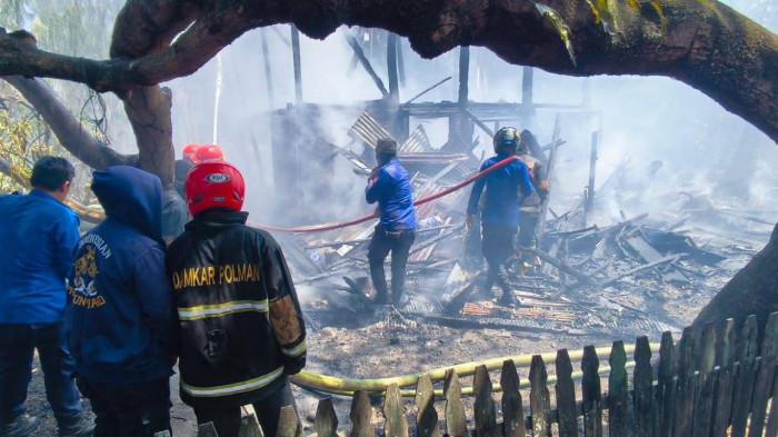 PENGHUNI TEWAS -  Satu unit rumah panggung di Kelurahan Limboro, Kecamatan Limboro, Kabupaten Polman, Sulbar, ludes terbakar, Senin (3/8/2026). Peristiwa kebakaran rumah ini terjadi sekitar pukul 11.30 Wita, tiga penghuni rumah dilaporkan tewas terdiri dari nenek, cucu dan ayah