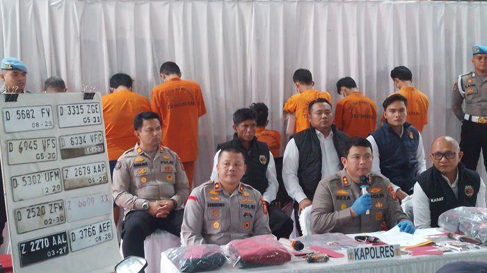 RINGKUS 7 PENCURI - Kapolres Sumedang AKBP Reza Ma’ruffi saat memamerkan tujuh anggota komplotan pencurian sepeda motor di Mapolres Sumedang, Senin (3/8/2026).