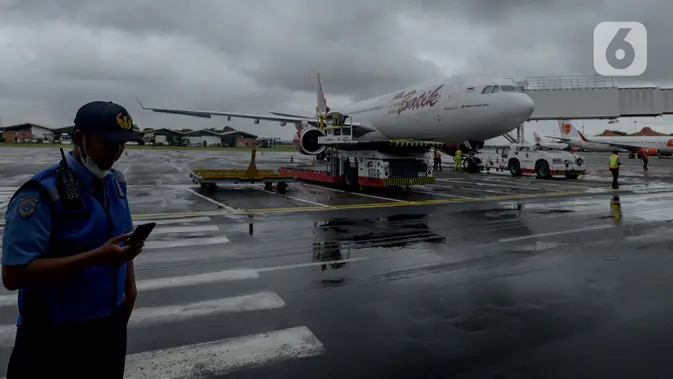 Indonesia Berangkatkan Tim Evakuasi ke Wuhan Pesawat Batik Air Airbus 330-300CEO di Terminal 1 H Bandara Soekarno Hatta, Tangerang, Banten. (merdeka.com/Ima)