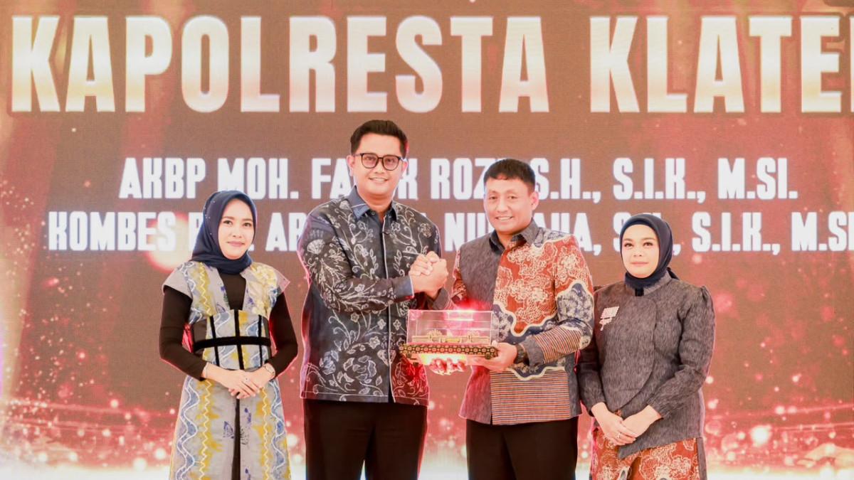 SINERGI PEMKAB KLATEN - Bupati Klaten menyerahkan cendera mata kepada AKBP Moh. Faruk Rozi sebagai bentuk apresiasi atas dedikasi dan pengabdiannya selama memimpin Polres Klaten.