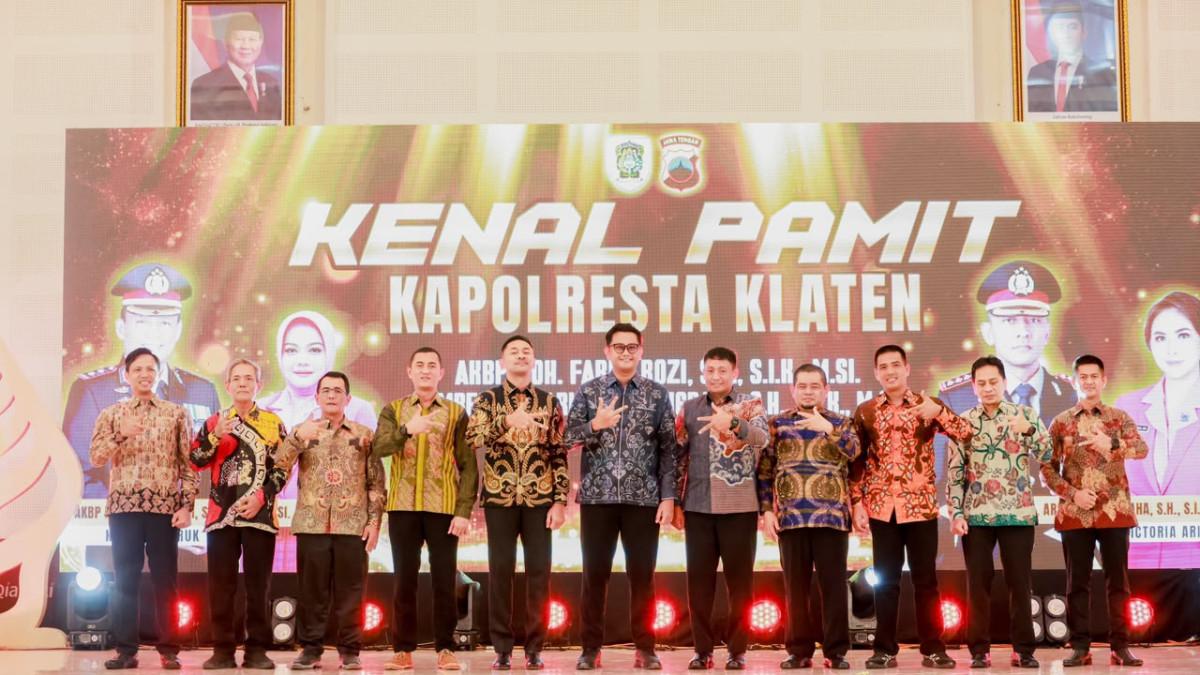 SINERGI PEMKAB KLATEN - Bupati Klaten bersama jajaran Forkopimda dan tamu undangan berfoto bersama usai acara kenal pamit Kapolresta Klaten di Grha Bung Karno.