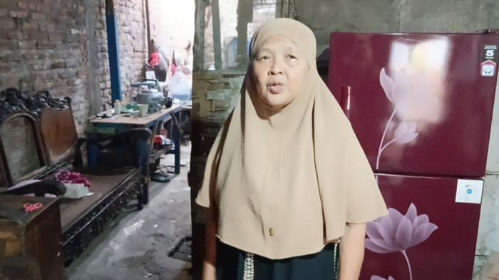 KORBAN PERAMPOKAN - Hartati (61), korban perampokan pria bersenjata tajam saat memberikan keterangan di Cakung, Jakarta Timur, Senin (3/8/2026). TRIBUNJAKARTA.COM/BIMA PUTRA