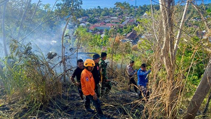 KARHUTLA - Tim gabungan BPBD dan TNI saat melakukan penanganan Kebakaran hutan dan lahan (Karhutla) terjadi di Kelurahan Inobonto, Kecamatan Bolaang, Bolaang Mongondow, Sulut pada Minggu (19/07/2026). Api menjalar sekitar 5 hektar lahan.