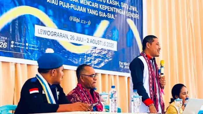 DISKUSI - Wakil GM KSP Kopdit Swasti Sari Kasimirus Kopong berbicara dalam diskusi publik Kemah Kerja Kitab Suci Lewotana (K3SL) yang berlangsung di Desa Lewograran, Kecamatan Solor Selatan, Kabupaten Flores Timur.