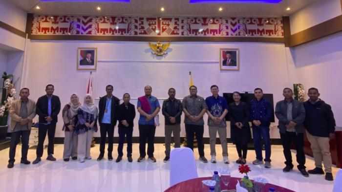 TIM PKM ITB - Bupati Ngada Raymundus Bena bersama Wakil Bupati Bernadinus Dhey Ngebu menerima secara resmi Tim Pengabdian Masyarkat ITB di Aula Rumah Jabatan Bupati, Senin (3/08/2026).