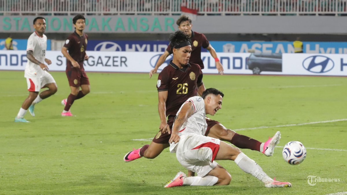 MENANG BESAR - Pesepak bola timnas Indonesia berebut bola dengan pemain Kamboja pada laga Grup A Piala AFF 2026 di Stadion Pakansari, Bogor, Senin (27/7/2026). Pada laga Grup A Piala AFF 2026 timnas Indonesia berhasil mengalahkan timnas Kamboja dengan skor 5-1. Tribunnews/Jeprima