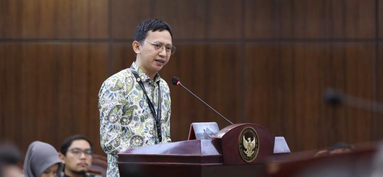 KETERANGAN SAKSI MK - Koordinator Nasional P2G, Iman Zanatul Haeri, selaku saksi pemohon menyampaikan keterangan sebagai saksi dalam sidang uji materi UU Nomor 17 Tahun 2025 tentang APBN 2026 di Mahkamah Konstitusi (MK), Jakarta, Senin (15/6/2026). Dalam keterangannya, Iman menyoroti dampak kebijakan anggaran MBG pemerintah terhadap kesejahteraan guru ASN PPPK paruh waktu.