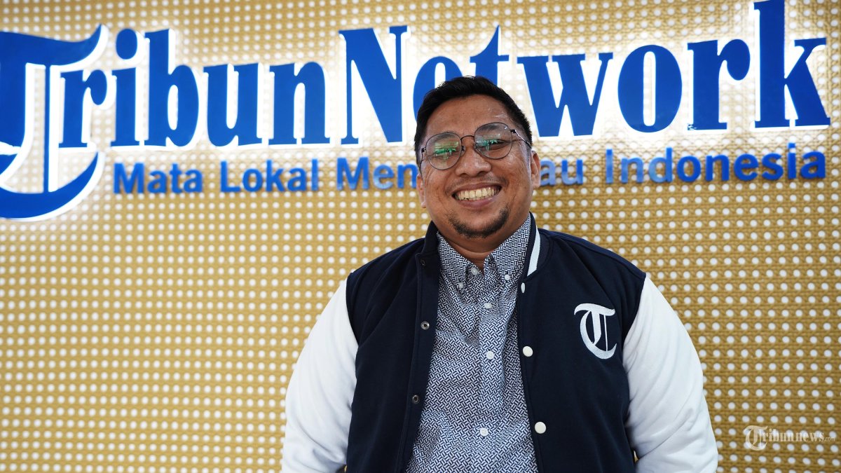 Foto profil pakar hukum tata negara dari Universitas Andalas Feri Amsari seusai diwawancarai secara khusus di Studio Tribun Network, Jakarta Pusat, Jumat (19/4/2024).