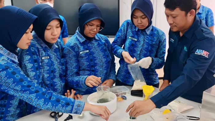 Siswi SMA Taruna Nusantara Magelang secara antusias mengikuti pelatihan pembuatan lilin aromaterapi dari maggot.