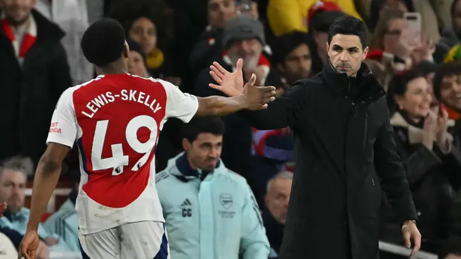 Arsenal Manajer Arsenal asal Spanyol Mikel Arteta (kanan) memberi isyarat kepada gelandang Arsenal asal Inggris Myles Lewis-Skelly (kiri) saat ia meninggalkan pertandingan, yang digantikan selama pertandingan sepak bola Liga Primer Inggris antara Arsenal dan Manchester City di Stadion Emirates di London pada 2 Februari 2025.Glyn KIRK / AFP