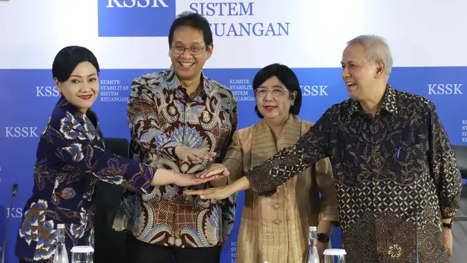 KSSK Sebut Stabilitas Sistem Keuangan Indonesia Tetap Terjaga Menteri Keuangan yang juga Ketua Komite Stabilitas Sistem Keuangan (KSSK) Purbaya Yudhi Sadewa bersama Pejabat Sementara Gubernur Bank Indonesia Destry Damayanti, Ketua Dewan Komisioner Otoritas Jasa Keuangan (OJK) Frederica Widyasari Dewi dan Ketua Dewan Komisioner Lembaga Penjamin Simpanan (LPS) Anggito Abimanyu berfoto bersama sebelum saat menyampaikan konferensi pers hasil rapat berkala KSSK III tahun 2026 di Jakarta, Senin (3/8/2026). (KLY/ Arie Basuki)