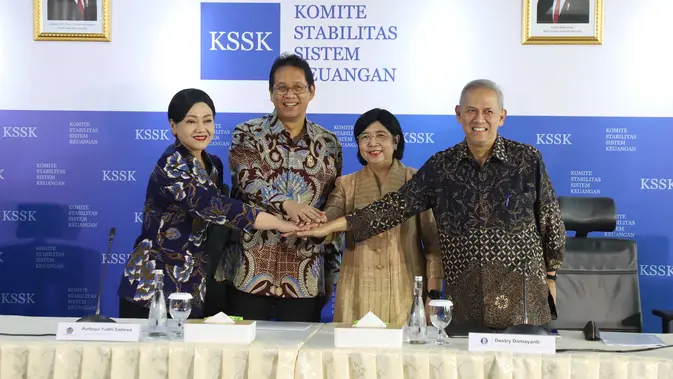 KSSK Sebut Stabilitas Sistem Keuangan Indonesia Tetap Terjaga Menteri Keuangan yang juga Ketua Komite Stabilitas Sistem Keuangan (KSSK) Purbaya Yudhi Sadewa bersama Pejabat Sementara Gubernur Bank Indonesia Destry Damayanti, Ketua Dewan Komisioner Otoritas Jasa Keuangan (OJK) Frederica Widyasari Dewi dan Ketua Dewan Komisioner Lembaga Penjamin Simpanan (LPS) Anggito Abimanyu berfoto bersama sebelum saat menyampaikan konferensi pers hasil rapat berkala KSSK III tahun 2026 di Jakarta, Senin (3/8/2026). (KLY/ Arie Basuki)