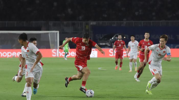 PIALA AFF 2026 - Pemain Timnas Indonesia Tom Haye menggiring bola mencoba melewati para pemain Vietnam pada laga penyisihan grup A piala AFF 2026 di Stadion Pakansari, Senin (3/8/2026). Tribunnews/Jeprima