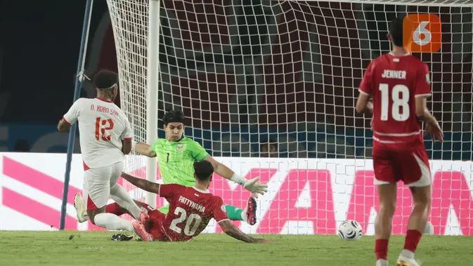 Timnas Indonesia Tumbang 0-3 dari Vietnam Penyerang Vietnam Nguyen Xuan Son (kanan) mencetak gol ketiga ke gawang Timnas Indonesia setelah melewati kiper Nadeo Argawinata dan bek Shayne Pattynama pada laga ketiga Grup A Piala AFF 2026 di Stadion Pakansari, Bogor, Senin (3/8/2026). Vietnam menang 3-0 atas Timnas Indonesia dalam pertandingan tersebut. (KLY/ Budy Santoso)