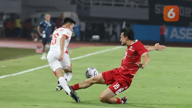 Timnas Indonesia Tumbang 0-3 dari Vietnam Pemain Timnas Indonesia dan Vietnam berebut bola pada laga Grup A Piala AFF 2026 di Stadion Pakansari, Bogor, Senin (3/8/2026). Timnas Indonesia kalah 0-3 dari Vietnam sehingga turun ke peringkat ketiga klasemen sementara Grup A, namun masih memiliki peluang lolos ke semifinal jika mampu mengalahkan Singapura pada laga terakhir. (KLY/ Budy Santoso)