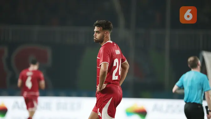 Timnas Indonesia Tumbang 0-3 dari Vietnam Bek Timnas Indonesia Shayne Pattynama menunjukkan ekspresi kecewa usai laga Grup A Piala AFF 2026 melawan Vietnam di Stadion Pakansari, Bogor, Senin (3/8/2026). Timnas Indonesia kalah 0-3 dari Vietnam dan turun ke peringkat ketiga klasemen sementara Grup A, namun masih berpeluang lolos ke semifinal jika mampu mengalahkan Singapura pada laga terakhir. (KLY/Budy Santoso)