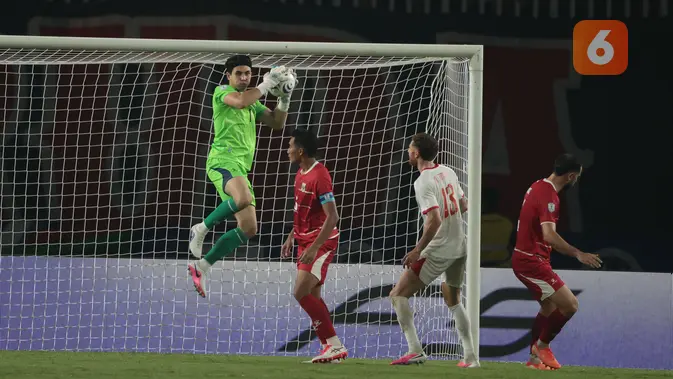Timnas Indonesia Tumbang 0-3 dari Vietnam Kiper Timnas Indonesia Nadeo Argawinata melompat untuk mengamankan bola hasil tendangan pemain Vietnam pada laga Grup A Piala AFF 2026 di Stadion Pakansari, Bogor, Senin (3/8/2026). Timnas Indonesia kalah 0-3 dari Vietnam dan turun ke peringkat ketiga klasemen sementara Grup A. (KLY/Budy Santoso)