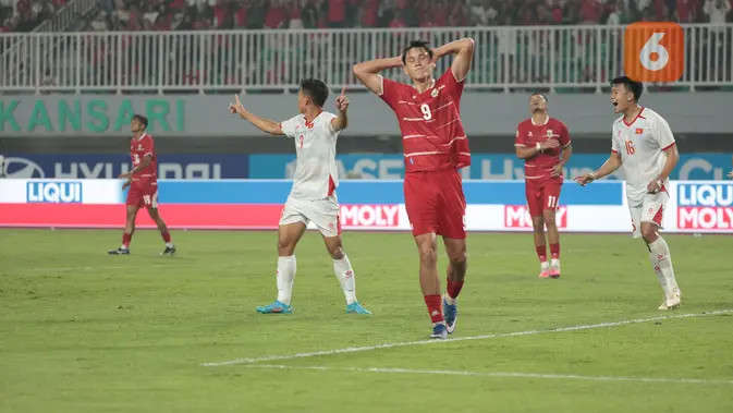 Timnas Indonesia Tumbang 0-3 dari Vietnam Penyerang Timnas Indonesia Mitchell Baker menunjukkan ekspresi kecewa usai gagal mencetak gol ke gawang Vietnam pada laga Grup A Piala AFF 2026 di Stadion Pakansari, Bogor, Senin (3/8/2026). Timnas Indonesia harus mengakui keunggulan Vietnam dengan skor 0-3 dalam pertandingan tersebut. (KLY/Budy Santoso)