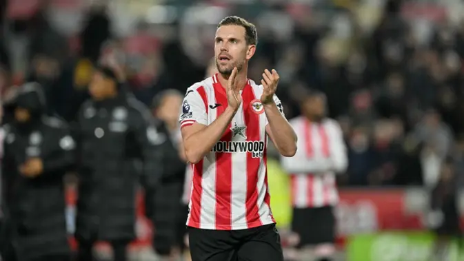 Jordan Henderson Gelandang Brentford asal Inggris #06, Jordan Henderson, bertepuk tangan kepada para penggemar setelah peluit akhir berbunyi dalam pertandingan Premier League Inggris antara Brentford dan Liverpool di Stadion Komunitas Gtech, London, pada 25 Oktober 2025. (Glyn KIRK/AFP)