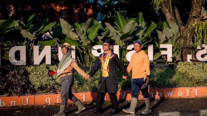 BERFOTO BERSAMA - Kristiyawanto bersama ayah dan ibunya usai Wisuda ke-183 Universitas Diponegoro. Dukungan kedua orang tua yang bekerja sebagai perawat taman di FISIP Undip menjadi penyemangat hingga ia berhasil meraih gelar magister dengan predikat cumlaude.