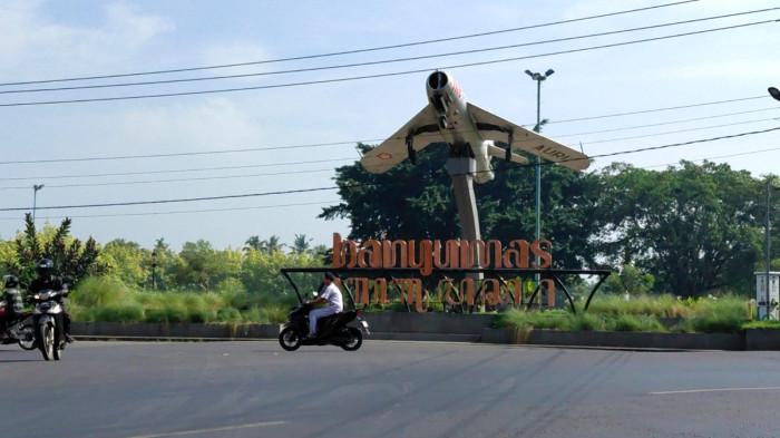KELUHAN KADES - Ilustrasi foto pengendara melintas di depan alun alun Banyumas, Senin (3/8/2026). Pemotongan Dana Desa pada 2026 berdampak besar terhadap pembangunan di sejumlah desa di Kabupaten Banyumas.