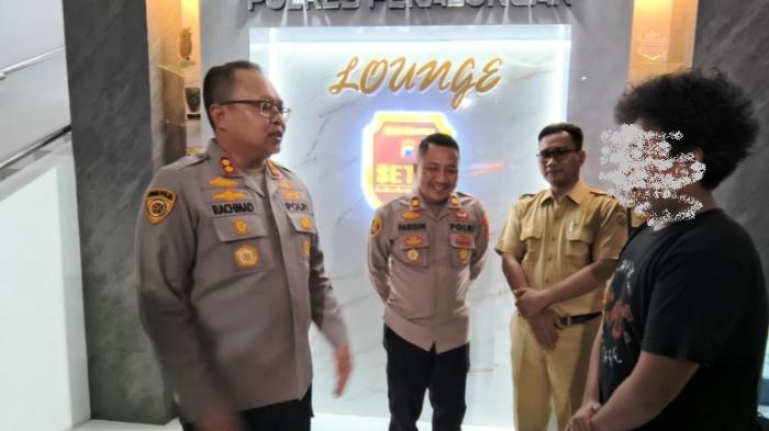 VIDEO HOAKS - Kapolres Pekalongan AKBP Rachmad C Yusuf (kirim) saat menanyai pembuat konten video begal, BW (kanan) di Mapolres Pekalongan, Senin (3/8/2026). Dia mengakui khilaf dan menyesal telah membuat video hoaks dirinya menjadi korban begal.