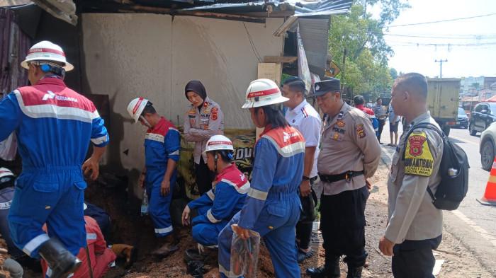 Polisi mengungkap modus yang digunakan terduga pelaku pembobolan pipa minyak milik Pertamina di Jalan Suryadarma, RT 32, Kelurahan Kenali Asam, Kecamatan Kotabaru, Kota Jambi.