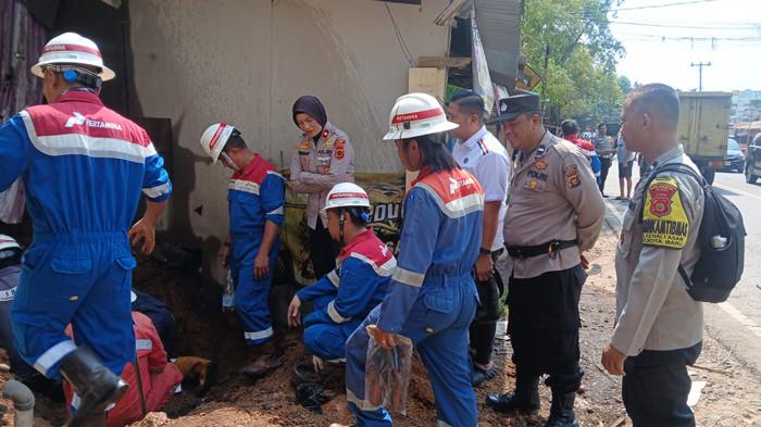 PEMBOBOLAN PIPA - Pihak keamanan dan kepolisian mengungkap pembobolan pipa minyak Pertamina di Kenali Asam Bawah, Kota Baru, Jambi, Senin (3/8/2026).