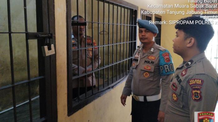PENEMPATAN KHUSUS - Seorang anggota polisi di jajaran Polres Tanjung Jabung Timur harus menjalani penempatan khusus karena video yang menampakkan dirinya di arena sabung ayam viral. Gambar diambil pada Minggu (2/8/2026).