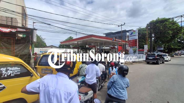 ANTREAN BBM - - Sejumlah sopir angkut hingga pengendara roda dua, mengeluh terkait antrian panjang di Stasiun Pengisian Bahan Bakar Umum (SPBU), Kota Sorong, Papua Barat Daya, Senin (3/8/2026).(Tribunsorong.com/safwan ashari)