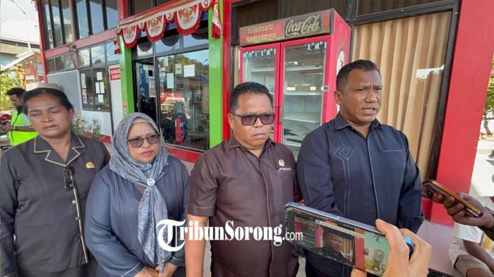 SIDAK - Pimpinan dan anggota DPR Kota Sorong inspeksi mendadak (sidak) ke SPBU Sorpus, Kota Sorong, Senin (3/8/2026). Sidak bertujuan untuk memastikan ketersediaan bahan bakar minyak (BBM) di tengah antrean panjang yang terjadi dalam beberapa hari terakhir.