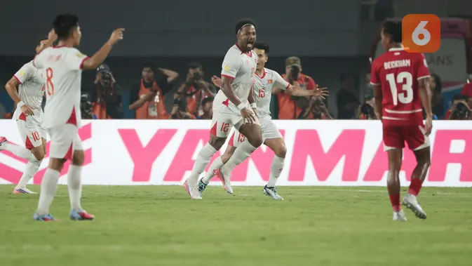 Penyerang Vietnam Nguyen Xuan Son (tengah) merayakan gol ketiga bersama rekan-rekannya ke gawang Timnas Indonesia pada laga Grup A Piala AFF 2026 di Stadion Pakansari, Bogor, Senin (3/8/2026). Vietnam menang 3-0 atas Timnas Indonesia dalam pertandingan tersebut. (KLY/Budy Santoso)