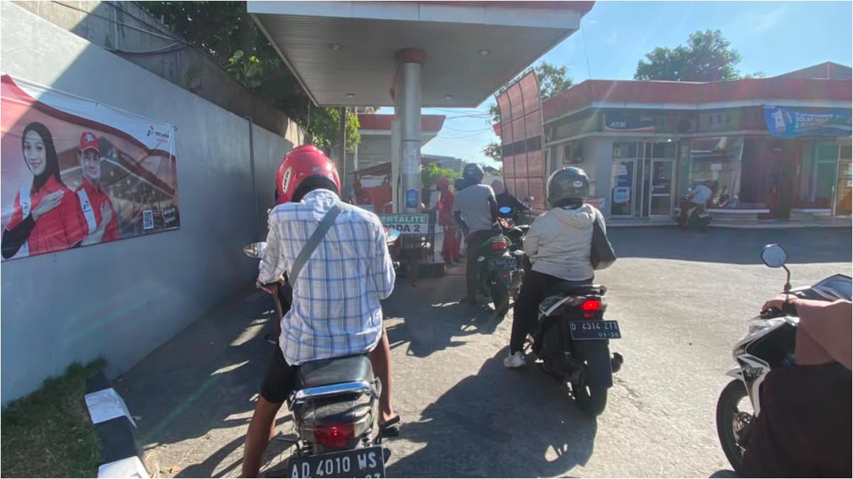 Potret antrean jalur pertalite di SPBU Klodran, Colomadu, Karanganyar, 31 Juli 2026. Pekerja di Solo berharap tren penurunan harga ini tidak berhenti hanya sampai di sini.