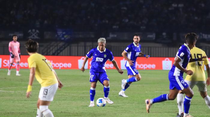 KENDALIKAN BOLA - Gelandang Persib Bandung, Gakuto Notsuda, mengendalikan bola saat melawan Tampines Rovers dalam laga pamungkas Grup A Piala Presiden 2026 di Stadion Si Jalak Harupat, Kabupaten Bandung, Jawa Barat, pada Jumat (31/7/2026). Persib Bandung menang 1-0.