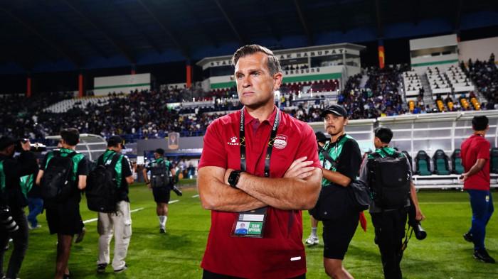 PANTAU PEMAIN - Pelatih Persib Bandung Igor Tolic memantau pemainnya saat berhadapan Tampines Rovers dalam laga pamungkas Grup A Piala Presiden 2026 di Stadion Si Jalak Harupat, Kabupaten Bandung, Jawa Barat, pada Jumat (31/7/2026). Persib Bandung menang 1-0.