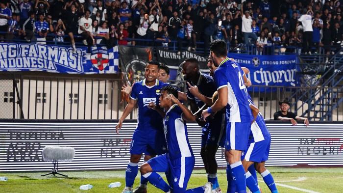MERAYAKAN GOL - Pemain Persib Bandung merayakan gol yang dicetak Balsa Sekulic saat melawan Tampines Rovers pada laga pamungkas Grup A Piala Presiden 2026 di Stadion Si Jalak Harupat, Kabupaten Bandung, Jawa Barat, pada Jumat (31/7/2026). Persib Bandung menang 1-0.